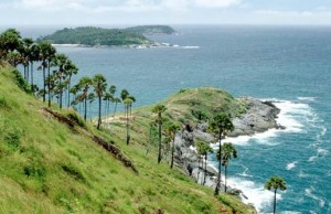 A panoramic view of the Island and sea from the Saddle Peak.