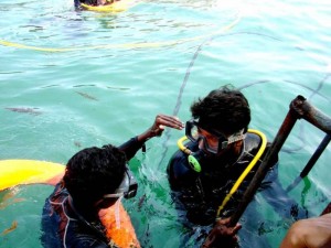 An instructor gives final tips to a diver before his dive