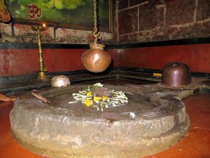 The Shiva linga inside the Raireshwar temple